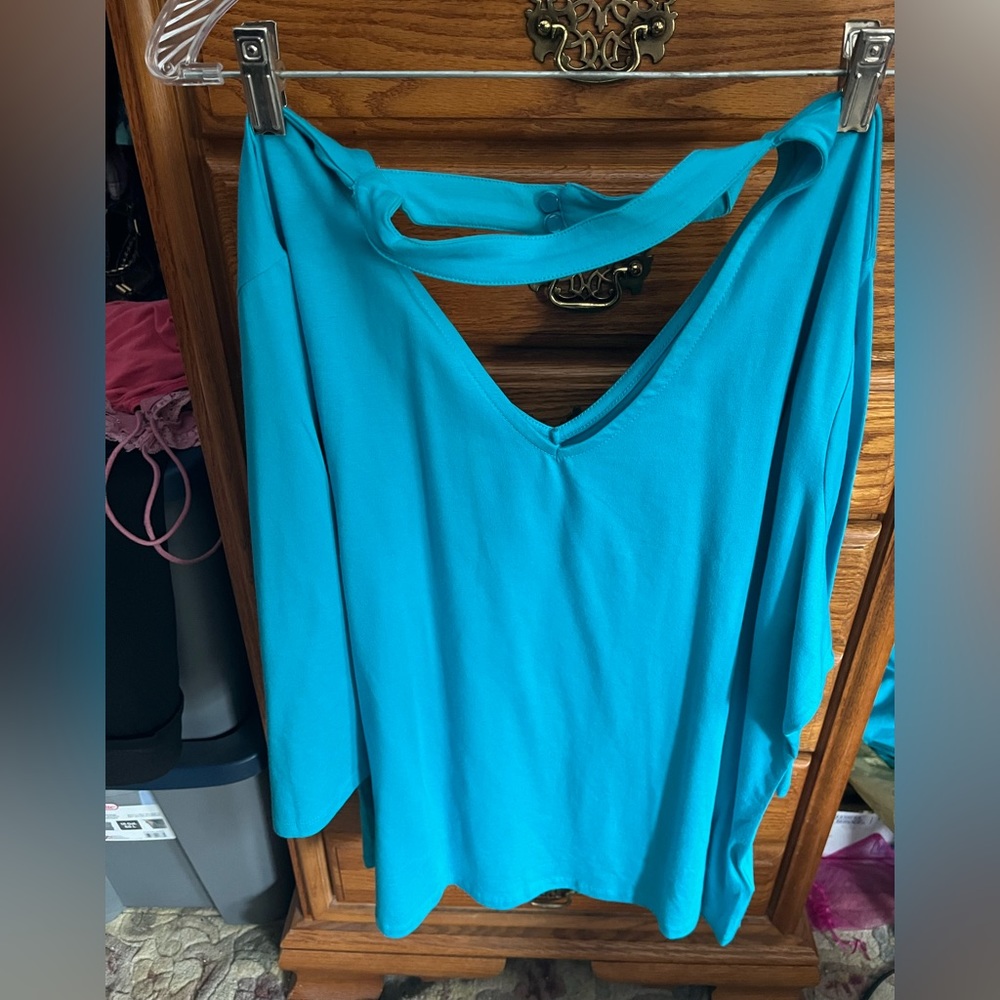 New turquoise top with choker